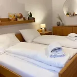 Apartment In Zentraler Lage - Nur Wenige Minuten Zum Und Stadt By Interhome *