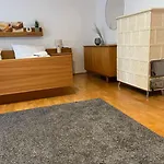 In Zentraler Lage - Nur Wenige Minuten Zum Und Stadt By Interhome
